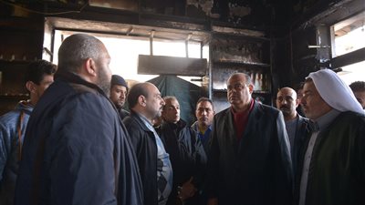 محافظ مطروح يتفقد محلا تجاريا تعرض للاحتراق (صور)