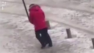 مشهد مروع لأب يركل طفلا واجه صعوبة في الوقوف على الجليد