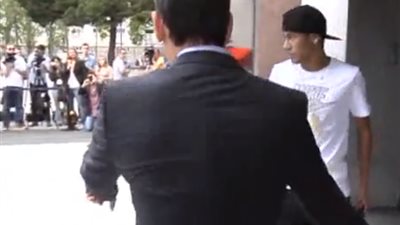 بالفيديو.. شاهد لحظة وصول نيمار لبرشلونة