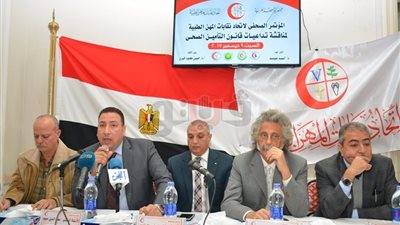 نقيب الأطباء ينتقد عدم تمثيل النقابات الطبية في مجلس التأمين الصحي