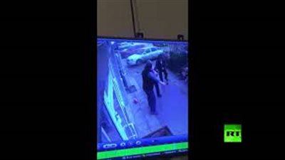 سائق ينقذ طفلة سقطت من الطابق الخامس (فيديو)