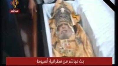 بالفيديو.. الأقباط يلقون نظرة وداع علي «شيخ المطارنة»