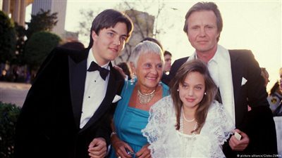 الأطفال يعيدون الحياة إلى علاقة أنجلينا جولي بوالدها