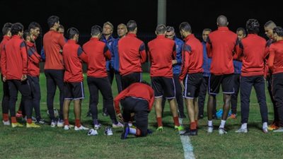 الأهلي يبدأ مرانه على ملعب برج العرب بقراءة الفاتحة