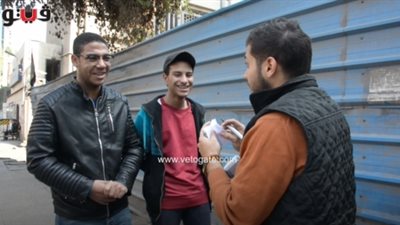 «ساحر الكوتشينة».. طالب يبدع في الخداع بأوراقها لإسعاد المواطنين (فيديو)