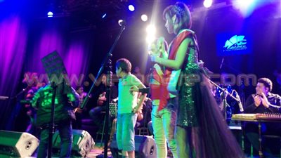 بالفيديو.. «أيتام» يشاركون نجمة «ستار أكاديمي» الغناء في ساقية الصاوي