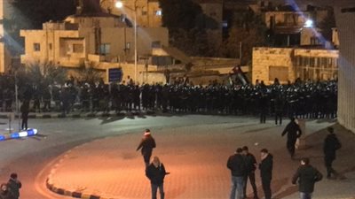 إصابة 4 بصفوف الأمن الأردني في مواجهات مع المتظاهرين (فيديو)