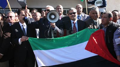 رئيس جامعة جنوب الوادى يتقدم مسيرة طلابية حاشدة تندد بقرار ترامب