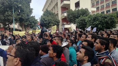 مسيرة سلمية حاشدة بجامعة سوهاج ضد القرار الأمريكي (فيديو وصور)