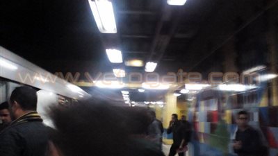 بالصور.. تكدس المواطنين في المترو لتعطل قطارات الخط الثاني