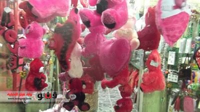 بالصور.. هدايا الفلانتين تغزو أسواق الإسكندرية