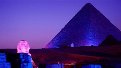 بعد واقعة الفيديو الإباحي.. الأهرامات تستعيد بريقها.. «أوراسكوم» تدير الخدمات.. 30 أتوبيسا و20 عربة كهرباء لنقل الزوار.. محال وكافيتريات وقاعة عرض سينمائي.. 20 دورة مياه متنقلة