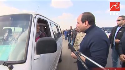 السيسي لـ«سائقة الميكروباص»: مبروك عليكي السيارة الجديدة (فيديو)
