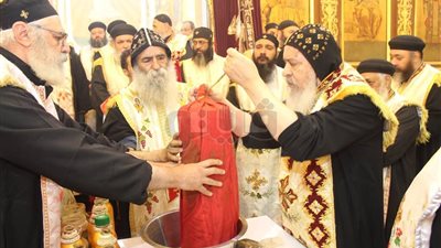 85 صورة ترصد تطيب أسقفي «قنا وقوص» رفات القديس أندراوس