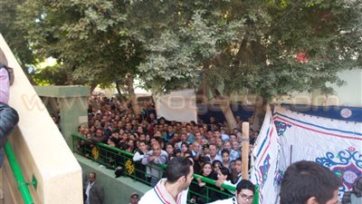 بالفيديو والصور.. مئات الأقباط يستعدون لتشييع جثمان الأنبا ميخائيل بأسيوط