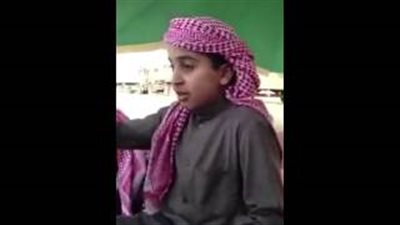 بالفيديو.. رجل يجبر أطفالا على شرب حليب إبل مخلوط بـ«البول»