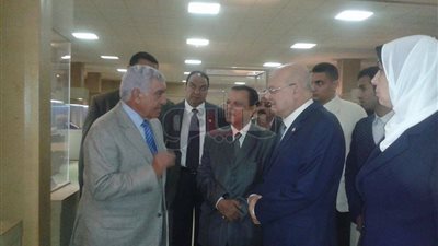 تزاحم طلاب جامعة الزقازيق حول زاهى حواس لالتقاط السيلفي (فيديو)