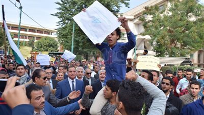 طلاب جامعة سوهاج يحرقون علم إسرائيل (صور)