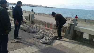 رفع 15 قاعدة خرسانية على كورنيش البحر بالإسكندرية