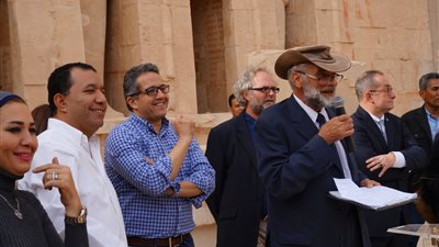 وزير الآثار يلتقط صورا تذكارية مع أول فوج سياحي يزور قدس أقداس آمون رع