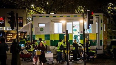 ليلة جديدة من عبث البريطانيين احتفالا باقتراب الكريسماس (صور)