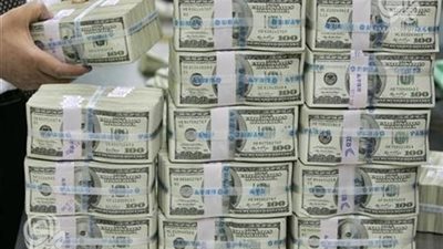 تباين أسعار العملات الأجنبية مقابل الجنيه.. والدولار يسجل 717 قرشًا