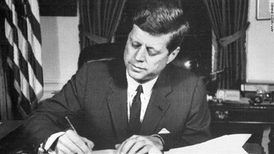 امرأة تقاضي الحكومة الأمريكية لإعادة فيلم عن اغتيال الرئيس كنيدي