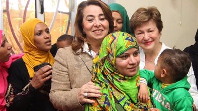 غادة والي ورئيس البنك الدولي يتفقدان وحدة اجتماعية بالأقصر (صور)