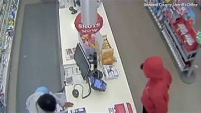 عامل يتغلب على حادث سرقة بنظرة واحدة (فيديو وصور)