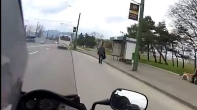 شاب يساعد راكبا على اللحاق بحافلة بعد مطاردتها (فيديو)