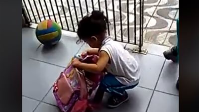 طفلة تحاول تهريب كلبها إلى المدرسة (فيديو)