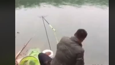 سمكة تسرق سنارة صياد في ثوان (فيديو)