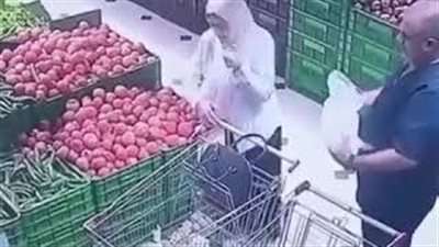 لحظة سرقة مسن محفظة نقود من امرأة داخل متجر (فيديو)