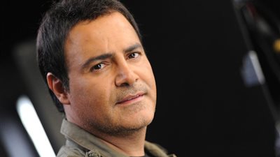 عاصي الحلاني يطير إلى مونتريال لاستكمال جولته الغنائية