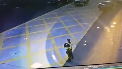 لحظة دهس سائق «تاكسي» رجل مرور ( فيديو)