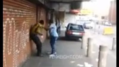 امرأة تلقن لصا سرقها «علقة ساخنة» (فيديو)