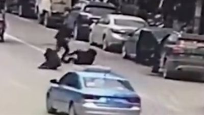 مقتل رجل دخل في شجار عنيف مع آخر ( فيديو)