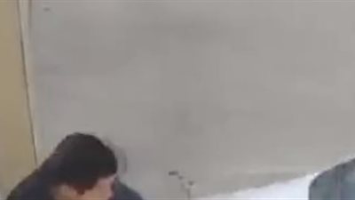 لحظة مرعبة لرجل صدمته سيارة في جدار حائط (فيديو)