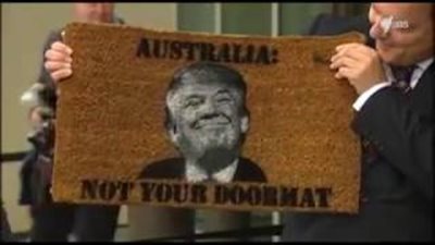 حقيقة طبع رئيس وزراء أستراليا صورة ترامب على ممسحة أحذية (فيديو)