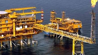 النفط يرتفع مع هبوط الدولار