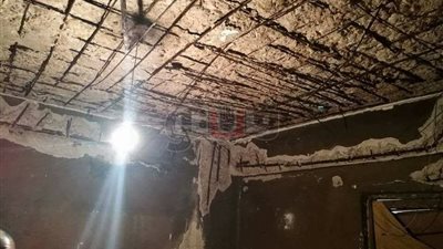 «مساكن الموت» في الشرقية تهدد حياة 31 أسرة.. سقوط الأسقف على قاطنيها بسبب انهيار شبكات الصرف.. الأهالي: «المسئولين عاوزينا نموت أو نتشرد في الشوارع».. و«محتاجين الرئيس يسمعنا&