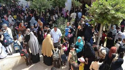 وقفة احتجاجية لأولياء أمور مدرسة أم النور بعد صدور قرار بنقل أبنائهم