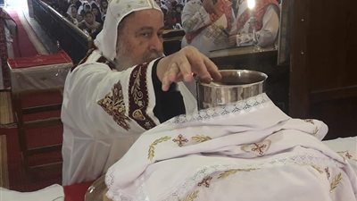 الأنبا شاروبيم يطيب رفات قديسين البطرسية بكنيسة مارمرقس (صور)