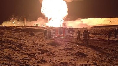 حريق هائل في بئر بترول برأس سدر.. خروج زيت بمنطقة حفر جديدة سبب اشتعال النيران.. الدفع بـ35 سيارة إطفاء.. نقل 5 مصابين إلى المستشفى.. مدير الأمن يتفقد موقع الحادث.. ووزير البترول يصل اليوم لجنوب سيناء