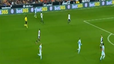 فالنسيا يفوز بثنائية على سيلتافيجو ويطارد برشلونة بالدوري (فيديو)
