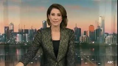 مصففة شعر تضع مذيعة في موقف محرج على الهواء مباشرة (فيديو)