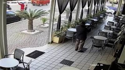 لص يسرق هاتفا محمولا من صاحبه داخل مقهى (فيديو)