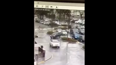 لقطات مفجعة لسيارة دفع رباعي تدهس رجلا عجوزا (فيديو)