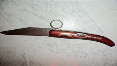 طالب يطعن عاطلا بمطواة لمغازلته أخته بتلا