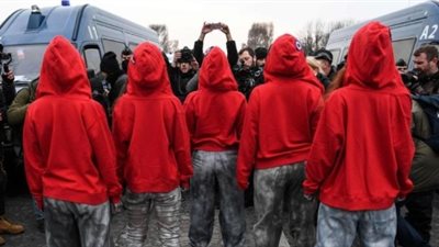 «خلعوا السترات الصفراء».. وقفة لنساء عاريات بالشانزليزيه (فيديو)